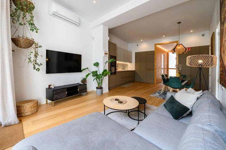Elegante sala de estar con mobiliario moderno en un apartamento en Building Calle Guindos - guestready-sp - 1510211 en Tetuán, Madrid