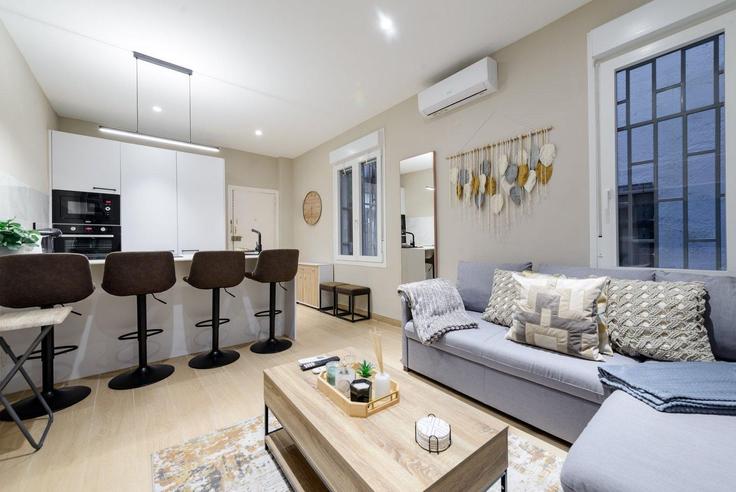Madrid SalamancaのBuilding Calle de Jorge Juan - guestready-sp - 1510057のアパートメントにある、モダンな家具を備えたエレガントなデザインのリビングルーム