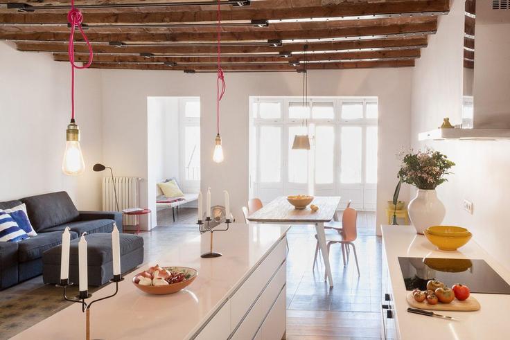 Elegant gestaltetes Wohnzimmer mit moderner Einrichtung in einer Wohnung im Building Carrer de Pau Claris - guestready-sp - 1510224 in Eixample, Barcelona