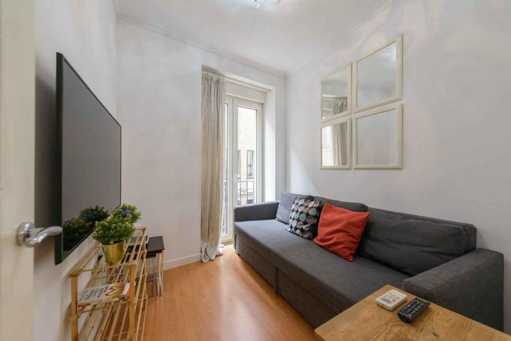 Elegant gestaltetes Wohnzimmer mit moderner Einrichtung in einer Wohnung im Building Calle del Montserrat - guestready-sp - 1510162 in Centro, Madrid
