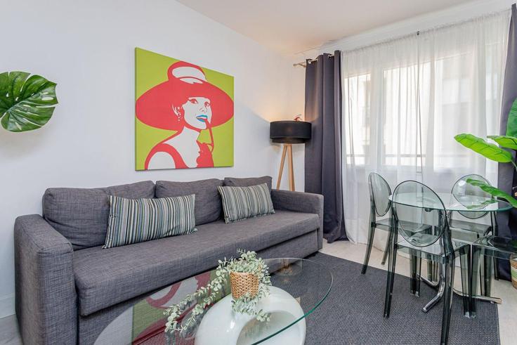 Elegant gestaltetes Wohnzimmer mit moderner Einrichtung in einer Wohnung im Building Calle de Villanueva - guestready-sp - 1510200 in Salamanca, Madrid