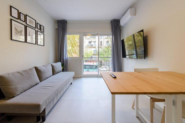 Sala de estar elegantemente projetada com móveis modernos em um apartamento no Building Calle de Embajadores - guestready-sp - 1510144 em Arganzuela, Madrid