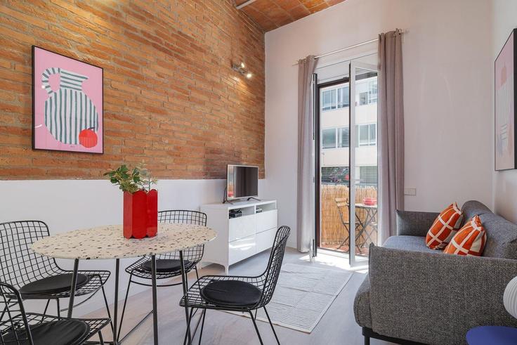 Elegante sala de estar con mobiliario moderno en un apartamento en Building Carrer de Pere IV - guestready-sp - 1510169 en Sant Martí, Barcelona
