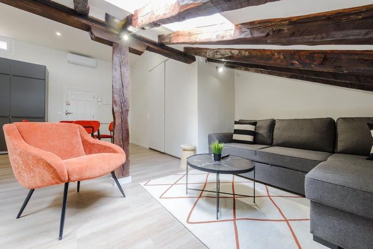Building Calle de Fomento - guestready-sp - 1510190 adresindeki bir dairede modern mobilyalarla zarif bir şekilde tasarlanmış oturma odası Centro, Madrid