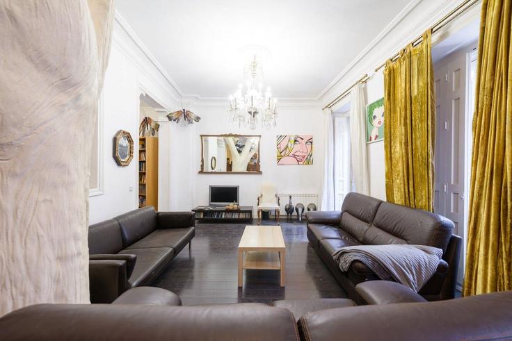 Madrid CentroのBuilding Calle de Augusto Figueroa - guestready-sp - 1510195のアパートメントにある、モダンな家具を備えたエレガントなデザインのリビングルーム