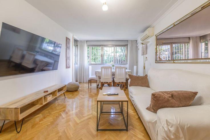 Elegante sala de estar con mobiliario moderno en un apartamento en Building Calle del Corregidor Diego Cabeza de Vaca - guestready-sp - 1510183 en Moratalaz, Madrid