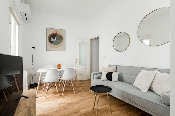 Salle de séjour élégante avec mobilier moderne dans un appartement à Building Calle de Valverde - guestready-sp - 1510209 à Centro, Madrid
