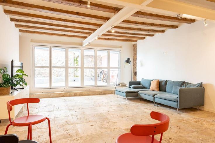 Elegante sala de estar con mobiliario moderno en un apartamento en Building Carrer de la Reina Amàlia - guestready-sp - 1510208 en Ciutat Vella, Barcelona