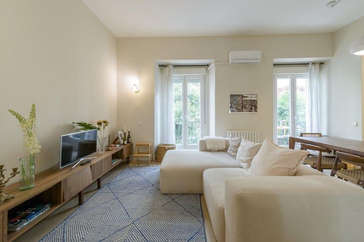 Salle de séjour élégante avec mobilier moderne dans un appartement à Building Calle de San Carlos - guestready-sp - 1510179 à Centro, Madrid
