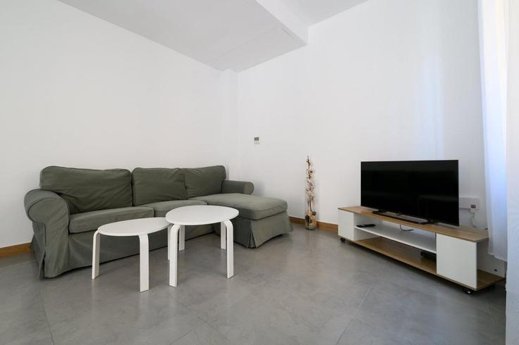 Building Calle de San Vicente Ferrer - guestready-sp - 1510094 adresindeki bir dairede modern mobilyalarla zarif bir şekilde tasarlanmış oturma odası Centro, Madrid