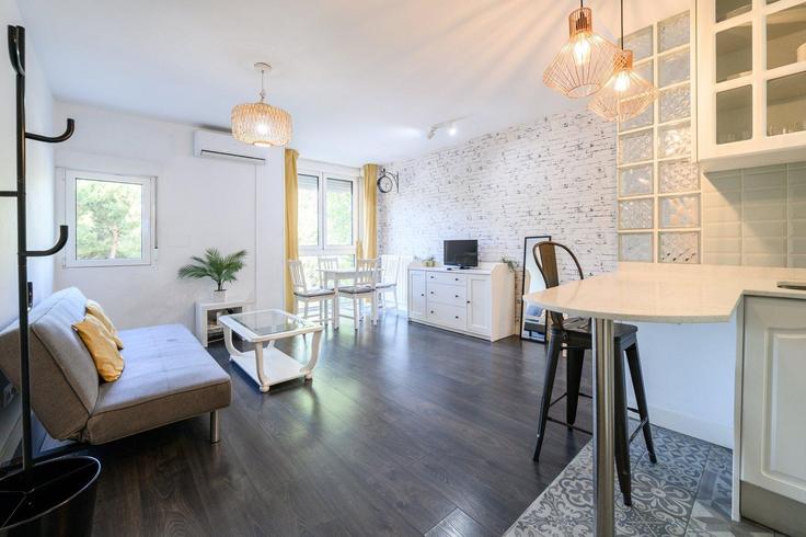 Madrid HortalezaのBuilding Calle Arzúa - guestready-sp - 1510110のアパートメントにある、モダンな家具を備えたエレガントなデザインのリビングルーム