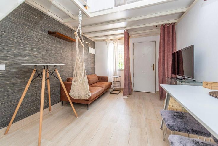 Building Calle de Virgen del Portillo - guestready-sp - 1510117 adresindeki bir dairede modern mobilyalarla zarif bir şekilde tasarlanmış oturma odası Ciudad Lineal, Madrid