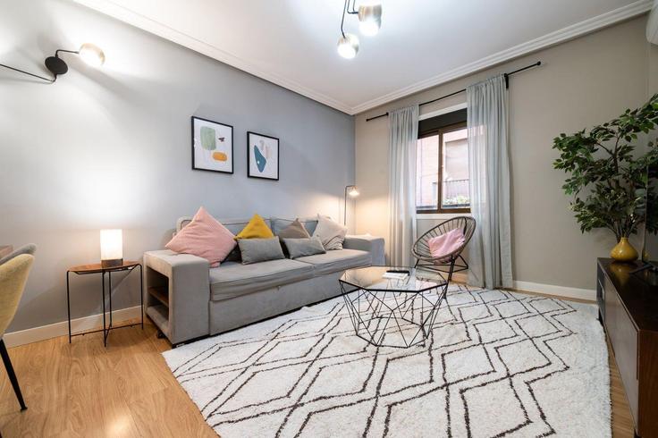 Building Calle de Santa Ana - guestready-sp - 1510223 adresindeki bir dairede modern mobilyalarla zarif bir şekilde tasarlanmış oturma odası Centro, Madrid