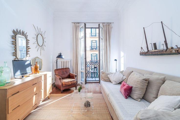 Elegant gestaltetes Wohnzimmer mit moderner Einrichtung in einer Wohnung im Building Carrer del Consell de Cent - guestready-sp - 1510134 in Eixample, Barcelona