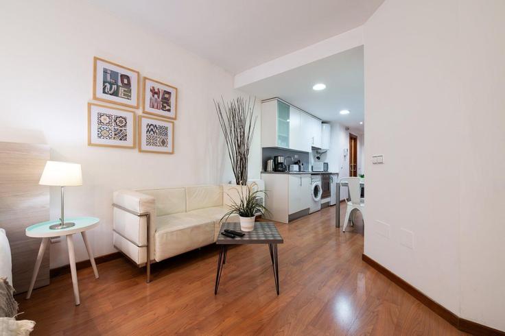 Salle de séjour élégante avec mobilier moderne dans un appartement à Building Travesía del Horno de la Mata - guestready-sp - 1509911 à Centro, Madrid