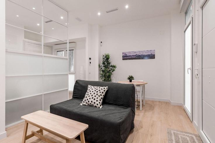 Building Calle de Juan Duque - guestready-sp - 1510197 adresindeki bir dairede modern mobilyalarla zarif bir şekilde tasarlanmış oturma odası Arganzuela, Madrid