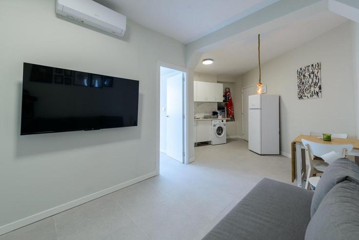 Sala de estar elegantemente projetada com móveis modernos em um apartamento no Building Calle de Embajadores - guestready-sp - 1510146 em Arganzuela, Madrid