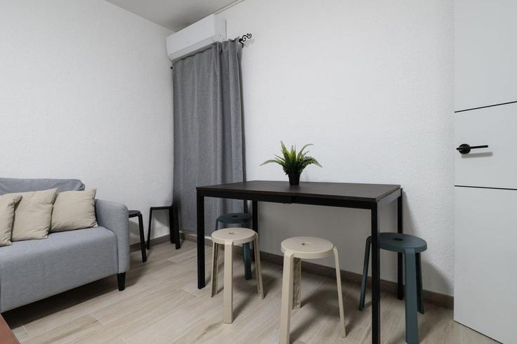 Elegante sala de estar con mobiliario moderno en un apartamento en Building Calle de Salasierra - guestready-sp - 1510068 en Usera, Madrid