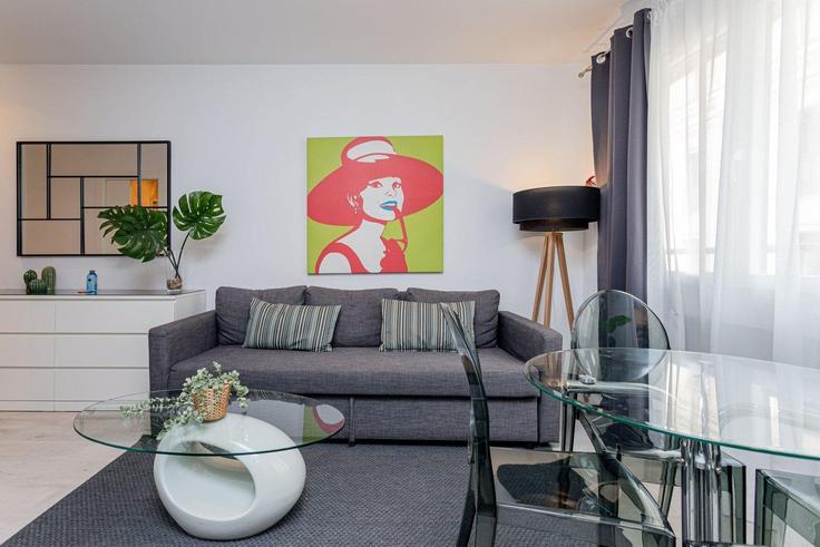 Building Calle de Villanueva - guestready-sp - 1510200 adresindeki bir dairede modern mobilyalarla zarif bir şekilde tasarlanmış oturma odası Salamanca, Madrid