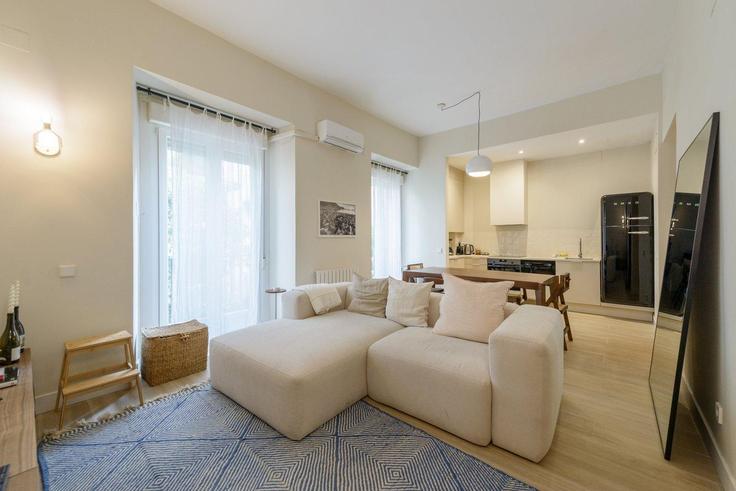 Sala de estar elegantemente projetada com móveis modernos em um apartamento no Building Calle de San Carlos - guestready-sp - 1510179 em Centro, Madrid