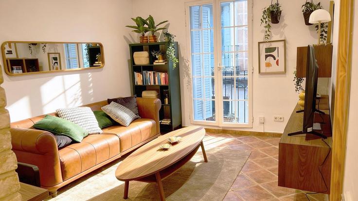 Sala de estar elegantemente projetada com móveis modernos em um apartamento no Building Calle del Oso - guestready-sp - 1510060 em Centro, Madrid