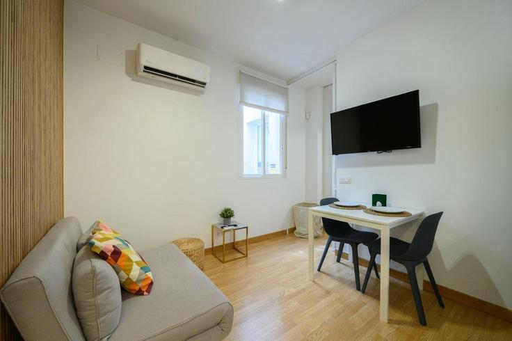 Elegante sala de estar con mobiliario moderno en un apartamento en Building Calle de la Esperanza - guestready-sp - 1510092 en Centro, Madrid
