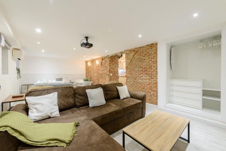 Building Calle de Barbieri - guestready-sp - 1510120 adresindeki bir dairede modern mobilyalarla zarif bir şekilde tasarlanmış oturma odası Centro, Madrid