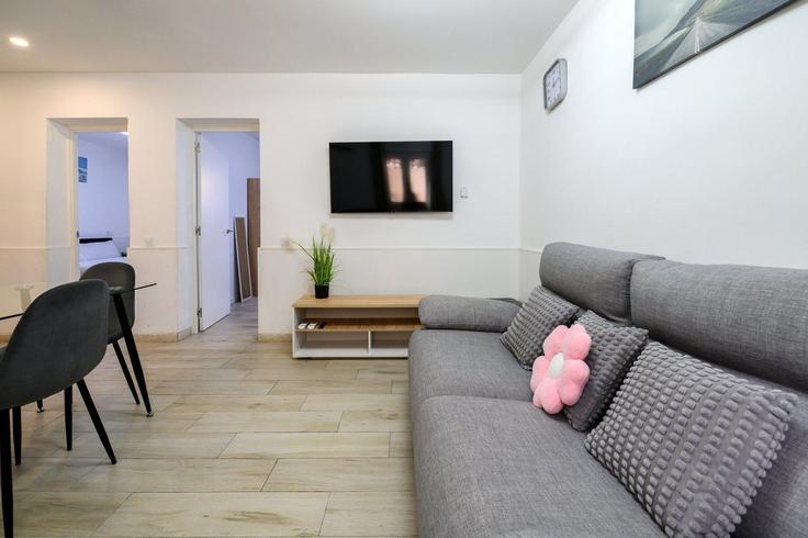 San Blas, Madrid에 위치한 Building Calle de Nicolasa Gómez - guestready-sp - 1510083 유닛의 세련된 인테리어가 돋보이는 거실