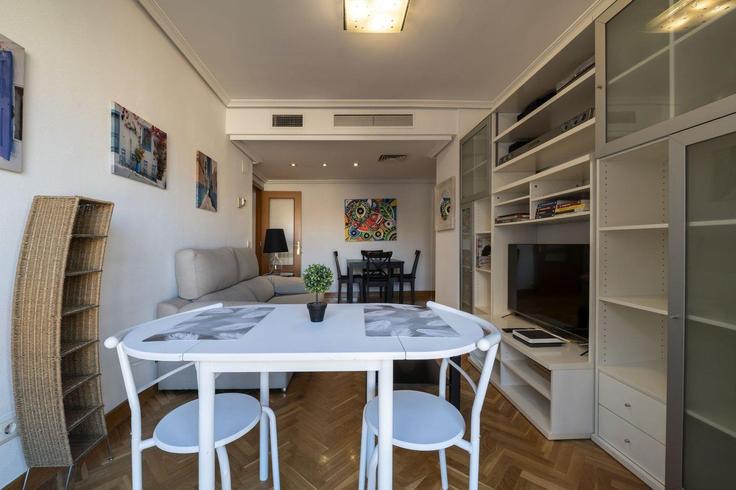Sala de estar elegantemente projetada com móveis modernos em um apartamento no Building Calle de Mozart - guestready-sp - 1510074 em Moncloa - Aravaca, Madrid