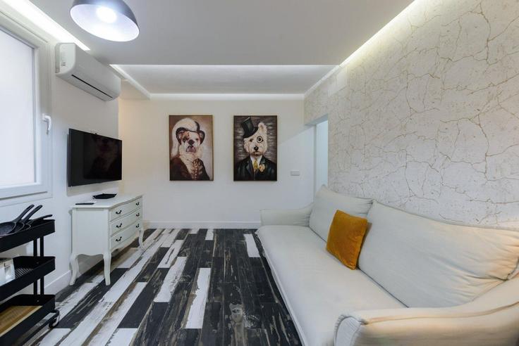 Sala de estar elegantemente projetada com móveis modernos em um apartamento no Building Calle Mayor - guestready-sp - 1510118 em Centro, Madrid