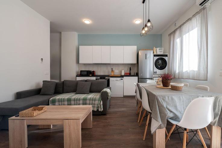 Elegante sala de estar con mobiliario moderno en un apartamento en Building Calle de Pascual Rodríguez - guestready-sp - 1510063 en Latina, Madrid