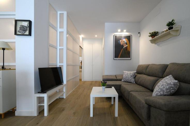 Sala de estar elegantemente projetada com móveis modernos em um apartamento no Building Calle Felipe Díaz - guestready-sp - 1510139 em Usera, Madrid