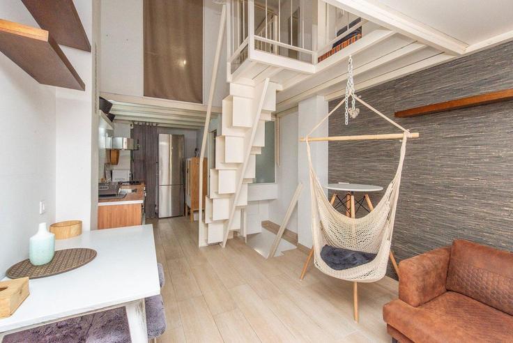 Elegante sala de estar con mobiliario moderno en un apartamento en Building Calle de Virgen del Portillo - guestready-sp - 1510117 en Ciudad Lineal, Madrid