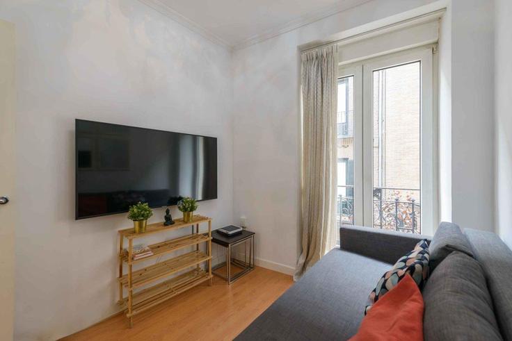 Building Calle del Montserrat - guestready-sp - 1510162 adresindeki bir dairede modern mobilyalarla zarif bir şekilde tasarlanmış oturma odası Centro, Madrid