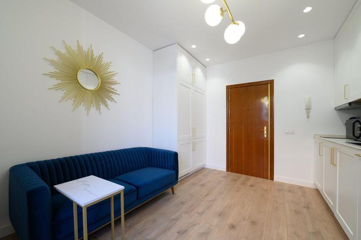 Building Calle de la Ballesta - guestready-sp - 1510084 adresindeki bir dairede modern mobilyalarla zarif bir şekilde tasarlanmış oturma odası Centro, Madrid