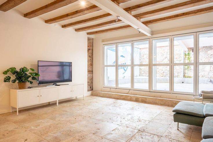 Elegante sala de estar con mobiliario moderno en un apartamento en Building Carrer de la Reina Amàlia - guestready-sp - 1510208 en Ciutat Vella, Barcelona