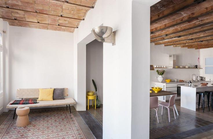 Sala de estar elegantemente projetada com móveis modernos em um apartamento no Building Carrer de Pau Claris - guestready-sp - 1510224 em Eixample, Barcelona