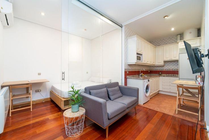 Building Calle de Valverde - guestready-sp - 1510199 adresindeki bir dairede modern mobilyalarla zarif bir şekilde tasarlanmış oturma odası Centro, Madrid