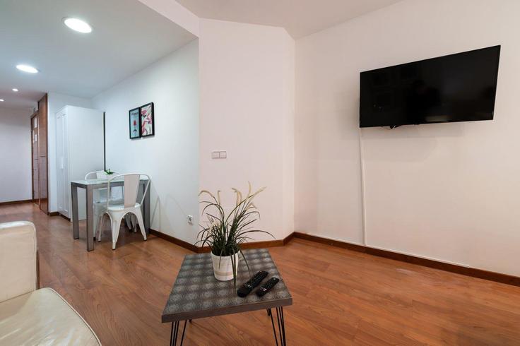 Building Travesía del Horno de la Mata - guestready-sp - 1509911 adresindeki bir dairede modern mobilyalarla zarif bir şekilde tasarlanmış oturma odası Centro, Madrid
