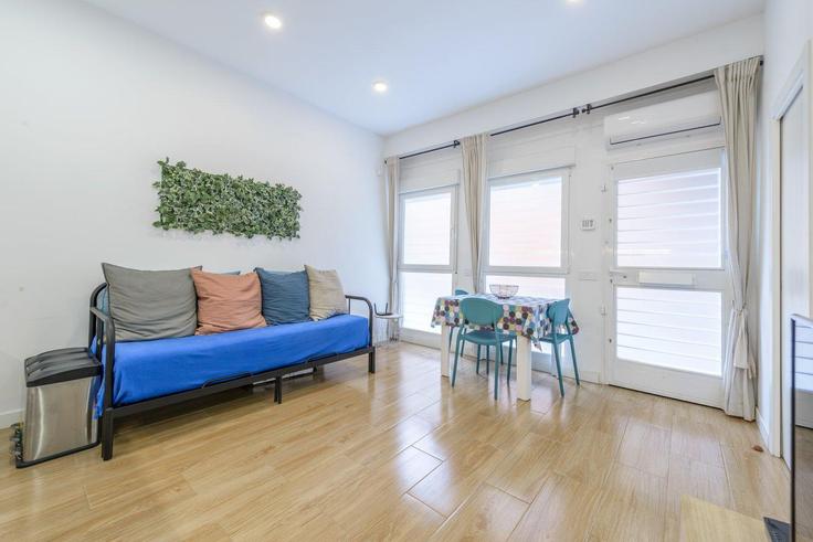 Sala de estar elegantemente projetada com móveis modernos em um apartamento no Building Calle de los Hermanos Gómez - guestready-sp - 1510181 em Ciudad Lineal, Madrid
