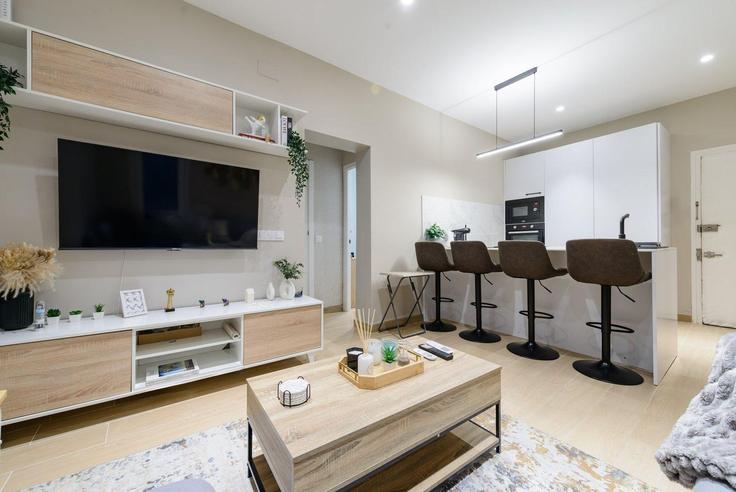 Elegant gestaltetes Wohnzimmer mit moderner Einrichtung in einer Wohnung im Building Calle de Jorge Juan - guestready-sp - 1510057 in Salamanca, Madrid