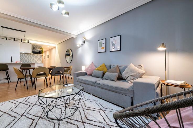 Elegante sala de estar con mobiliario moderno en un apartamento en Building Calle de Santa Ana - guestready-sp - 1510223 en Centro, Madrid