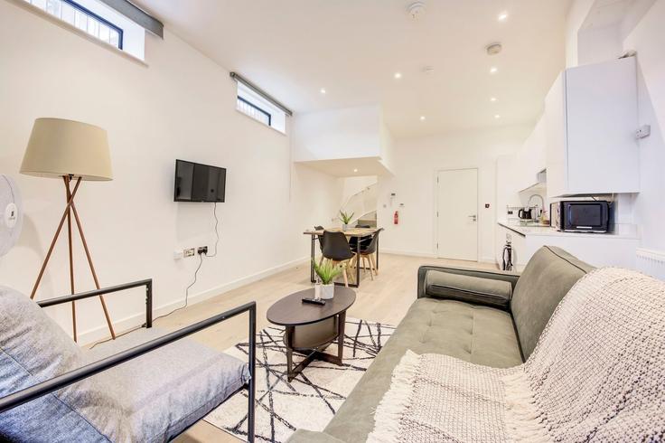 Sala de estar elegantemente projetada com móveis modernos em um apartamento no Building Tanner Street - guestready-uk - 1311593 - LON em London Borough of Southwark, London