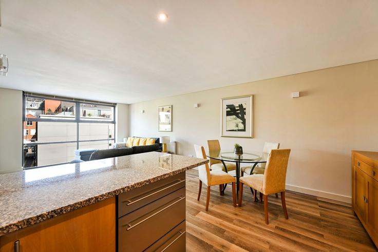 Salle de séjour élégante avec mobilier moderne dans un appartement à Building 406 City Pavillion, 33 Britton Street, London EC1M 5UG, UK - guestready-uk - 1582753 à London Borough of Islington, London Salle de séjour élégante avec mobilier moderne dans un appartement à Building 406 City Pavillion, 33 Britton Street, London EC1M 5UG, UK - guestready-uk - 1582753 à London Borough of Islington, London