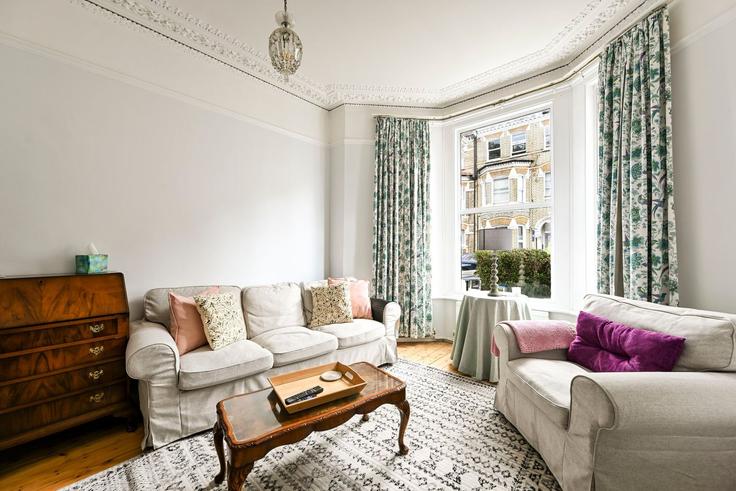 Sala de estar elegantemente projetada com móveis modernos em um apartamento no Building 20 Mayflower Rd, London SW9 9JZ, United Kingdom - guestready-uk - 1597036 em London Borough of Lambeth, London Sala de estar elegantemente projetada com móveis modernos em um apartamento no Building 20 Mayflower Rd, London SW9 9JZ, United Kingdom - guestready-uk - 1597036 em London Borough of Lambeth, London