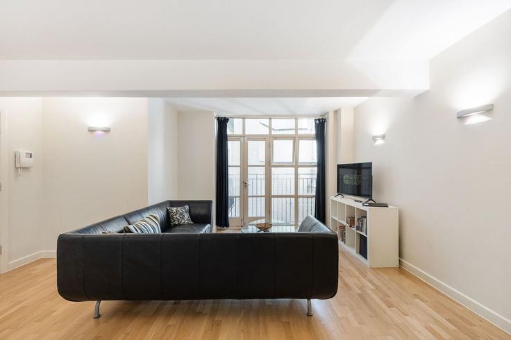 London London Borough of IslingtonのBuilding 9 Imperial Hall, City Road, London EC1V 2NR, UK - guestready-uk - 1580573のアパートメントにある、モダンな家具を備えたエレガントなデザインのリビングルーム London London Borough of IslingtonのBuilding 9 Imperial Hall, City Road, London EC1V 2NR, UK - guestready-uk - 1580573のアパートメントにある、モダンな家具を備えたエレガントなデザインのリビングルーム