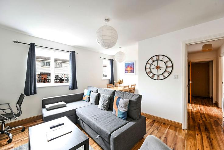 Elegant gestaltetes Wohnzimmer mit moderner Einrichtung in einer Wohnung im Building Manchester Court - guestready-uk - 1573002 in London Borough of Newham, London