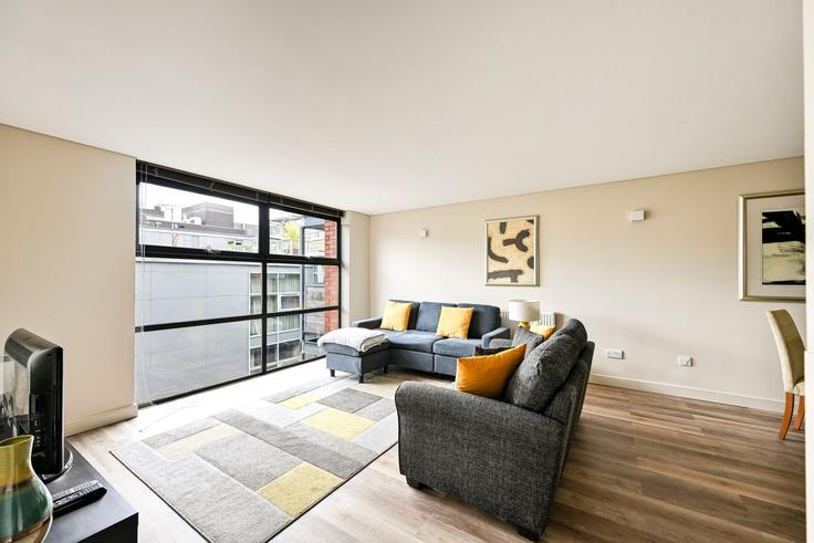 Elegante sala de estar con mobiliario moderno en un apartamento en Building 406 City Pavillion, 33 Britton Street, London EC1M 5UG, UK - guestready-uk - 1582753 en London Borough of Islington, London
