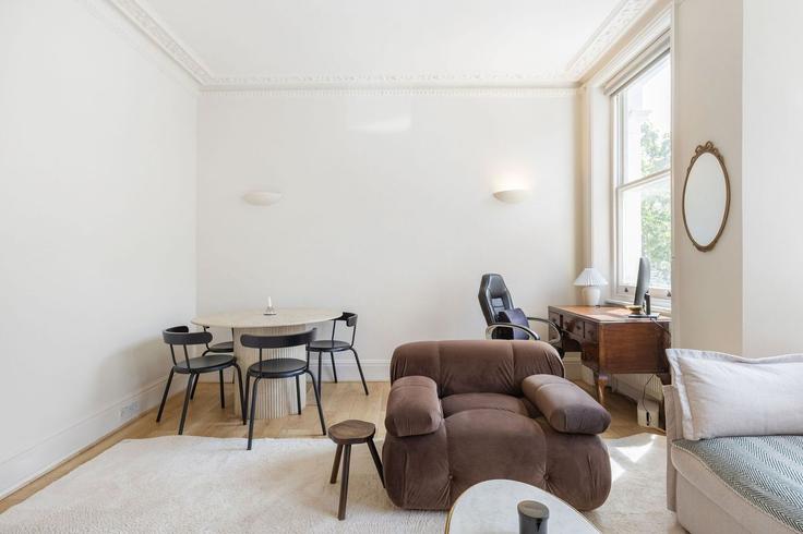 Sala de estar elegantemente projetada com móveis modernos em um apartamento no Building First floor flat, 55 Radipole Road, London SW6 5DN, UK - guestready-uk - 1579669 em London Borough of Hammersmith and Fulham, London Sala de estar elegantemente projetada com móveis modernos em um apartamento no Building First floor flat, 55 Radipole Road, London SW6 5DN, UK - guestready-uk - 1579669 em London Borough of Hammersmith and Fulham, London