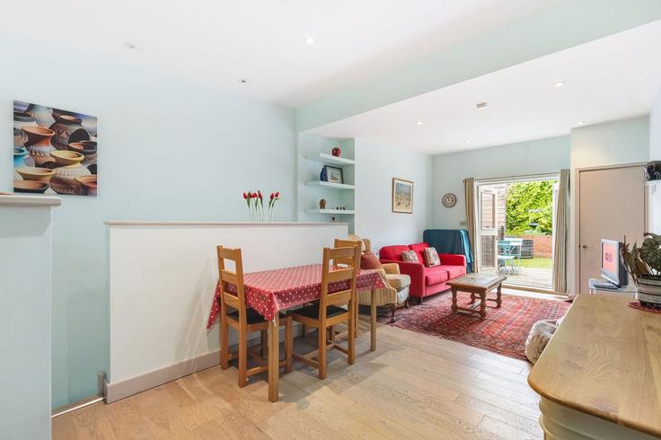 Building Brandlehow Road - guestready-uk - 1538687 adresindeki bir dairede modern mobilyalarla zarif bir şekilde tasarlanmış oturma odası London Borough of Wandsworth, London